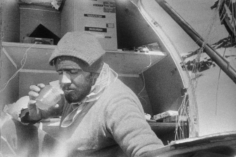 কিন্তু প্রথমেই সকলের মনে যে প্রশ্ন উঠে আসে, তা হল ওই কনকনে ঠান্ডায় পর্যাপ্ত খাবার এবং জলের অভাবে কী ভাবে অত দিন বেঁচেছিলেন তাঁরা?