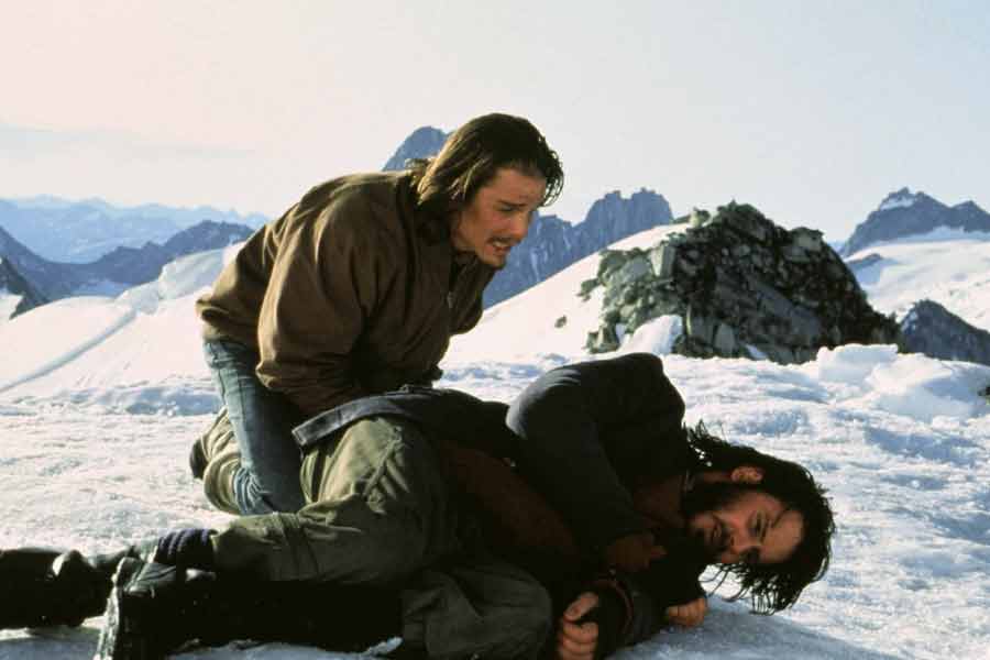 বিমানে যে খাবার অবশিষ্ট ছিল, তা বেশ কিছু দিন ধরে ভাগ করে খেয়েছিলেন রক্ষা পাওয়া বিমানযাত্রীরা। কিন্তু এক সময় সেই সঞ্চয় ফুরোয়। জলের সঞ্চয় ফুরিয়েছিল তারও আগে।