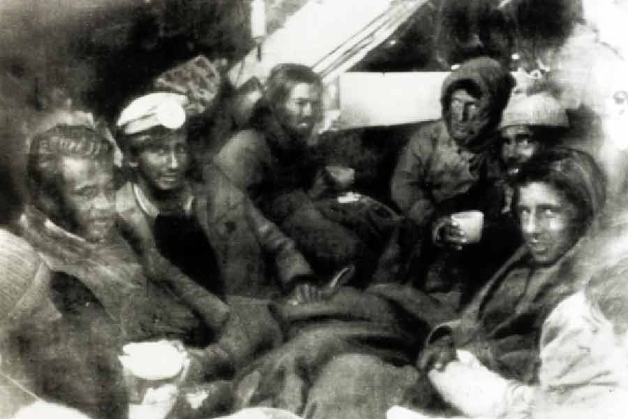 খাদ্য এবং জলের ভাঁড়ার শূন্য হতে ভয় জমতে শুরু করে আটকে পড়া যাত্রীদের মনে।