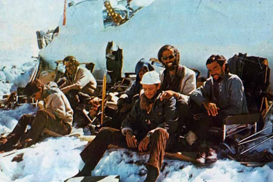 খিদের তাড়নায় বরফের মধ্যে পড়ে থাকা সঙ্গীদের মৃতদেহ থেকে মাংস খুবলে নিয়ে খেতে শুরু করেন জীবিত ১৬ জন।