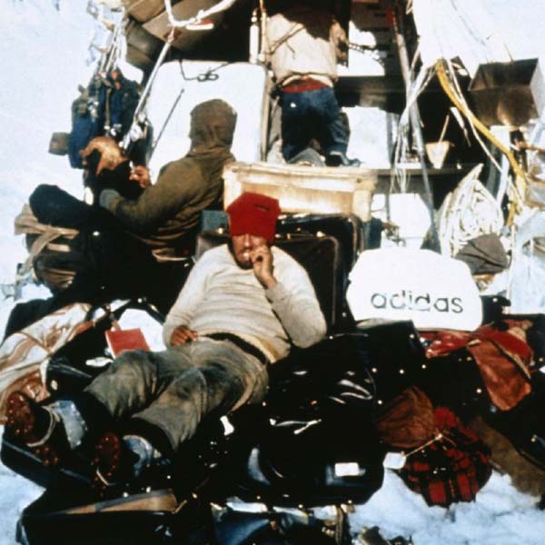 তবে ওয়েব সিরিজ ‘রবীন্দ্রনাথ এখানে কখনও খেতে আসেননি’র গল্পের মতো একেবারে কাঁচা নয়, একটি ধাতব পাতে রেখে মৃত সহযাত্রীদের মাংস ঝলসে খেয়ে বেঁচেছিলেন তাঁরা।