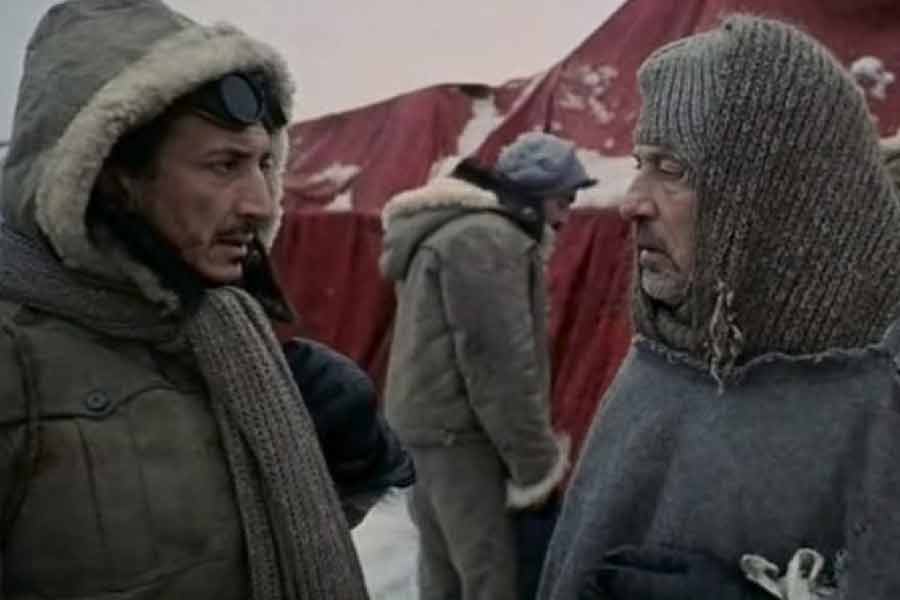 সেই মাংস বিস্বাদ লাগা সত্ত্বেও বা খাওয়ার সময় ঘেন্না হওয়া সত্ত্বেও বেঁচে থাকার তাগিদে বন্ধুদের মৃতদেহকে ‘পরমান্ন’ মনে করে খেয়ে যেতে হয়েছিল দীর্ঘ দিন।