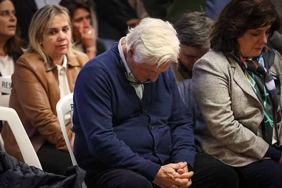 পেশায় চিকিৎসক রবার্তো তাঁর অভিজ্ঞতা নিয়ে ‘আই হ্যাড টু রেসকিউ: হাউ প্লেন ক্র্যাশ ইন দ্য আন্দিজ ইন্সপায়ার্ড মাই কলিং টু সেভ লাইফ’ নামে একটি বই লিখেছেন। রবার্তোর কথায়, ‘‘সে সময় এমন কাজ করেছি, যা হয়তো সাধারণ মানুষের কাছে দুঃস্বপ্ন!’’ 