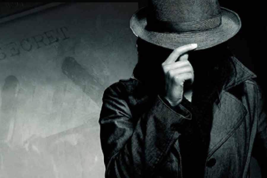 তাঁর পরনে বৌদ্ধ সন্ন্যাসীদের মতো পোশাক। মাথায় চুল ছোট করে কাটা। দেখে মনে হবে যেন সন্ন্যাসিনী। কিন্তু আদতে সাধু সেজে চরবৃত্তি করতেন ওই চিনা মহিলা। এমন সন্দেহই করছেন তদন্তকারীরা। 