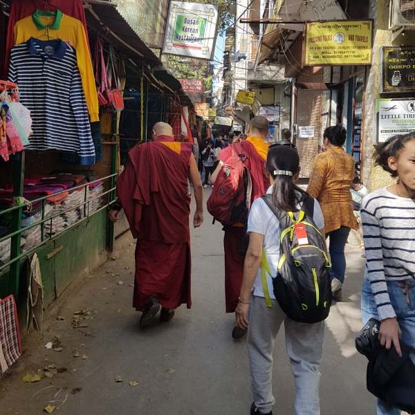 পুলিশের অনুমান, বৌদ্ধ সন্ন্যাসিনীর ছদ্মবেশ ধারণ করে ওই এলাকায় ঘাঁটি গেড়েছিলেন চিনা মহিলা। তাঁকে দেখে যাতে কারও সন্দেহ না হয়, সে কারণেই সাধুদের মতো পোশাক পরেছিলেন। এমনকি, মাথার চুলও কেটেছেন। 