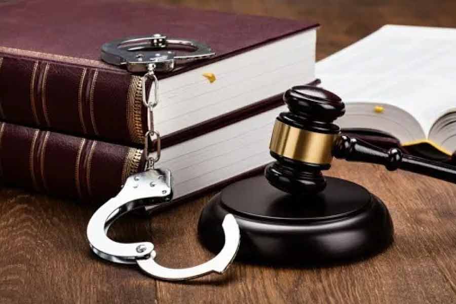 গত ১৭ অক্টোবর ওই মহিলার নামে মামলা রুজু করেছে পুলিশ। ভারতীয় দণ্ডবিধির ১২০বি, ৪১৯, ৪২০, ৪৬৭ ধারায় তাঁর বিরুদ্ধে মামলা রুজু করা হয়েছে। 