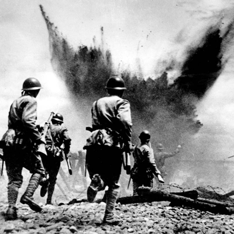 ১৯৪২ সালে জাপানের সেনাবাহিনীতে যোগদান করেছিলেন হিরু। বছর দুই পরে দ্বিতীয় বিশ্বযুদ্ধের মাঝে তাঁকে ফিলিপিন্সে পাঠানো হয়েছিল। সেকেন্ড লেফ্টেন্যান্ট পদমর্যাদার হিরুকে আদেশ দেওয়া হয়েছিল, ওই জঙ্গলে ঘাঁটি আঁকড়ে পড়ে থাকতে। বলা হয়েছিল— ঊর্ধ্বতন কর্তৃপক্ষের শেষ নির্দেশ না পাওয়া পর্যন্ত লড়াই চালিয়ে যেতে। তা-ই করেছিলেন হিরু।