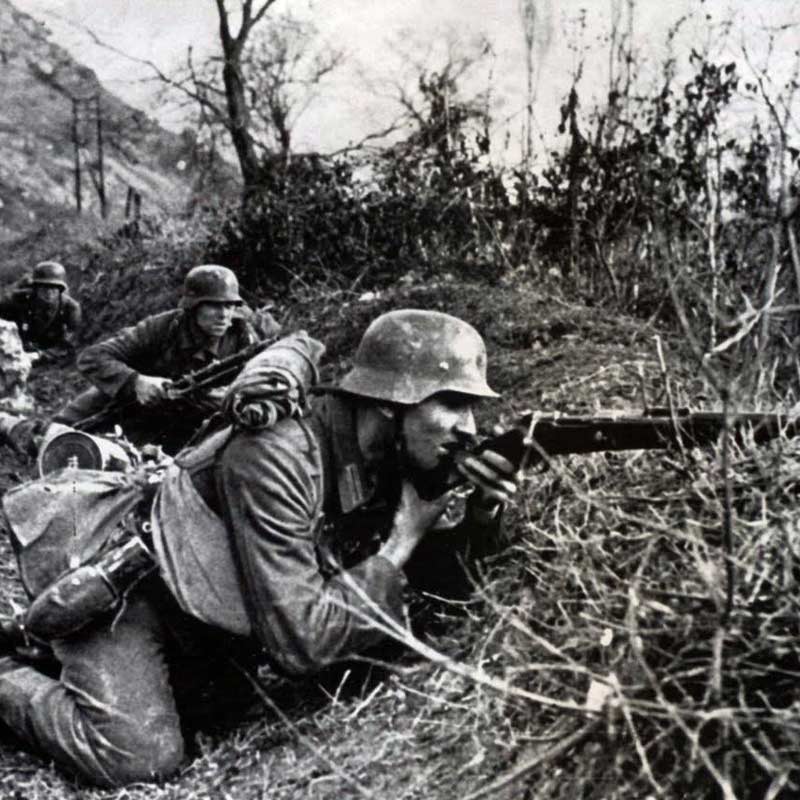 ১৯৪৪ সালের ডিসেম্বর থেকে ফিলিপিন্সের উত্তর-পশ্চিমাঞ্চলে লুবাং দ্বীপের জঙ্গলে ঘাঁটি গাড়েছিলেন হিরু। ম্যানিলা থেকে প্রায় দেড়শো কিলোমিটার দূরের ওই দ্বীপে গোড়ায় তাঁর সঙ্গে আরও তিন জন জাপানি সেনাকে সঙ্গী হিসাবে পেয়েছিলেন। একে একে তাঁরা মারা যান। কর্তব্যপালনে একাই জঙ্গলে থেকে যান হিরু।