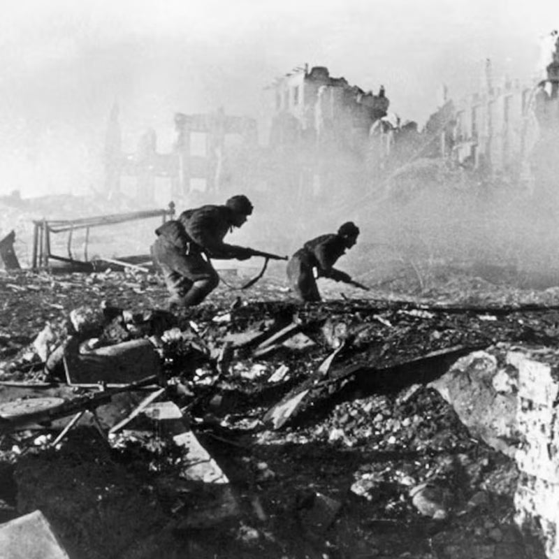 ইতিহাস বলে, ১৯৪৫ সালের ২ সেপ্টেম্বর দ্বিতীয় বিশ্বযুদ্ধ শেষ হয়েছিল। সে বছরের অগস্টে জাপানের পরাজয়ের পর প্রচারপুস্তিকায় যুদ্ধশেষের খবর ছড়ানো হয়েছিল ফিলিপিন্সের ওই দ্বীপে। সে খবরে বিশ্বাস করেননি হিরু এবং তাঁর তিন সঙ্গী। মনে করেছিলেন, এ সবই শত্রুপক্ষের প্রচারকৌশল।