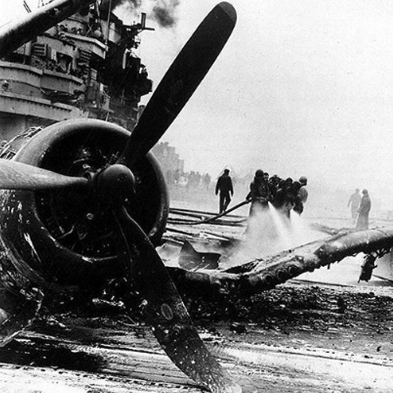 যুদ্ধশেষে আমেরিকা এবং ফিলিপিন্সের তল্লাশি দলের সদস্য থেকে দ্বীপের বাসিন্দা— সকলকেই আক্রমণও করতেন তিনি। জঙ্গলে থাকাকালীন জনা তিরিশেক স্থানীয় বাসিন্দাকে হত্যা করেছিলেন হিরু। তাঁর ধারণা ছিল, ওই বাসিন্দারা আসলে শত্রুপক্ষের সেনা।