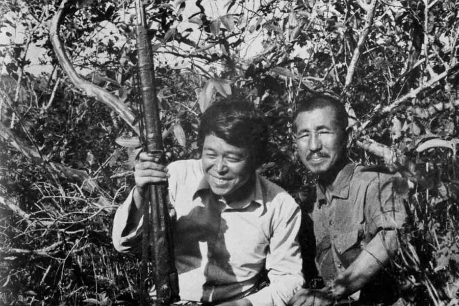 পঞ্চাশের দশকের শেষ ভাগে সরকারি ভাবে হিরুর মৃত্যুর খবর চাউর হয়ে গেলেও তা মানতে নারাজ ছিলেন জনৈক জাপানি পড়ুয়া সুজুকি। হিরুর খোঁজে তিনি ফিলিপিন্সের ওই দ্বীপে পৌঁছে যান। শেষমেশ তাঁকে খুঁজে বারও করেন। এর পর শুরু হয় হিরুকে দেশে ফেরানোর প্রচেষ্টা।