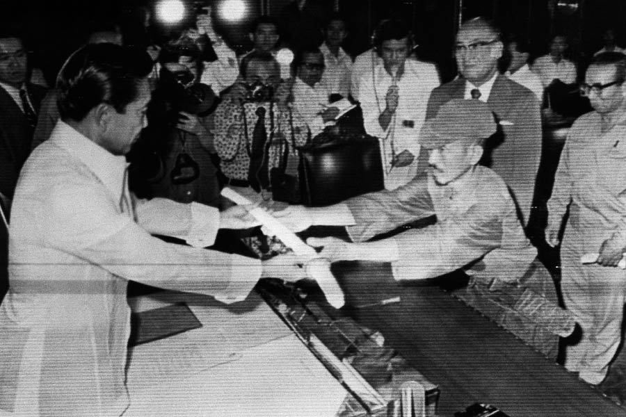 তবে সুজুকির কথায় চিঁড়ে ভেজেনি। তাঁর মনে ছিল ’৪৫ সালের ২৮ ফেব্রুয়ারির কথা। আমেরিকার সেনাবাহিনীর দাপটে জাপান কোণঠাসা হয়ে পড়লে হিরুকে একটি নির্দেশ দিয়েছিলেন তাঁর ঊর্ধ্বতন কর্তৃপক্ষ মেজর ইয়োশিমি তানিগুচি। হিরুকে ফিলিপিন্সে পাঠানোর সময় প্রতিশ্রুতি দিয়েছিলেন, ‘‘তিন বছর লাগতে পারে, পাঁচ বছরও লাগতে পারে। তবে যা-ই ঘটুক না কেন, আমরা তোমাকে দেশে নিয়ে যেতে আসব।’’