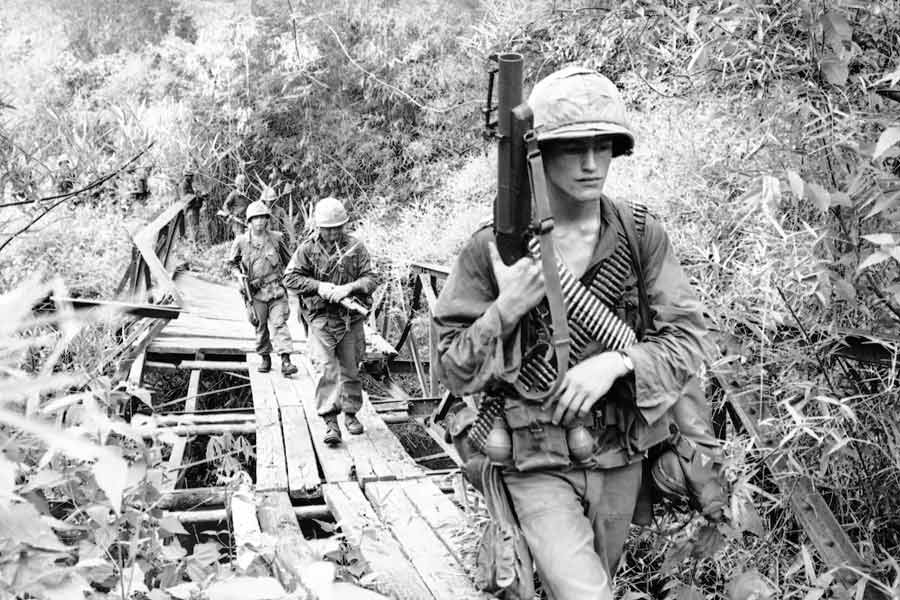 হিরুকে দেশে ফেরাতে ব্যর্থ হয়ে জাপানে ফিরে গিয়েছিলেন সুজুকি। সঙ্গে ছিল হিরুর বহু ছবি। সে সব প্রমাণ দেখে হিরুকে দেশে ফিরিয়ে আনতে ওই দ্বীপে প্রতিনিধিদল পাঠিয়েছিল জাপান সরকার। সে দলে ছিলেন অবসরপ্রাপ্ত মেজর তানিগুচিও।