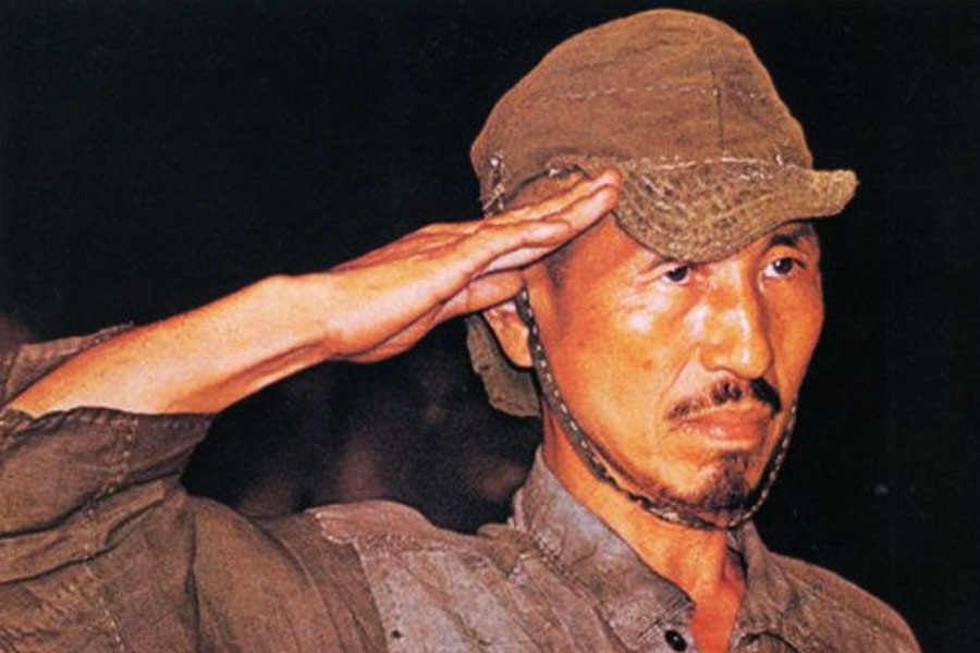 দ্বিতীয় বিশ্বযুদ্ধে জাপানের পরাজয়ের খবর দিয়ে হিরুকে তাঁর কর্তব্য থেকে মুক্ত করেছিলেন অবসরপ্রাপ্ত মেজর। অবসরপ্রাপ্ত মেজরকে দেখামাত্র কান্নায় ভেঙে পড়েছিলেন হিরু। তবে ছেঁড়াফাটা উর্দিতে ঊর্ধ্বতনকে সেলাম ঠুকতে ভোলেননি।