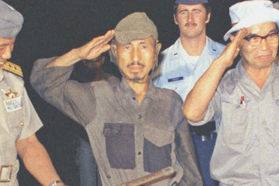 কর্তব্যনিষ্ঠার যে প্রমাণ দিয়েছিলেন হিরু, তাতে রাতারাতি জাতীয় নায়ক হয়ে যান তিনি। তাঁর কাহিনি শুনতে উদ্‌গ্রীব ছিল আমজনতা। ১৯৭৪ সালে দেশে ফেরার পর সে কাহিনি নিজের লেখনীতে জানানোর জন্য বরাতও পেয়ে যান হিরু। সেনার তরফে পেনশনের পাশাপাশি স্মৃতিকথা লেখার জন্য ১ লক্ষ ৬০ হাজার ডলারের চুক্তি হাতে পেয়ে যান তিনি।