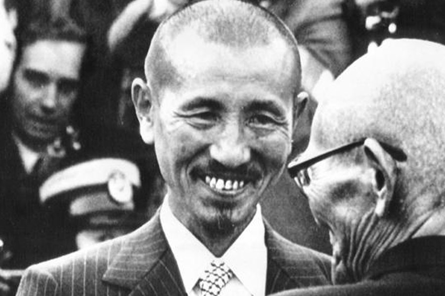 সে বছরেই ‘নো সারেন্ডার: মাই থার্টি-ইয়ার ওয়ার’ নামে এক স্মৃতিকথা লিখে ফেলেন হিরু। যে গল্প ছড়িয়ে পড়েছিল গোটা দুনিয়ায়। প্রতিবেদন, বইয়ের পাতা থেকে তথ্যচিত্রে জায়গা করে নেয় হিরুর কাহিনি।