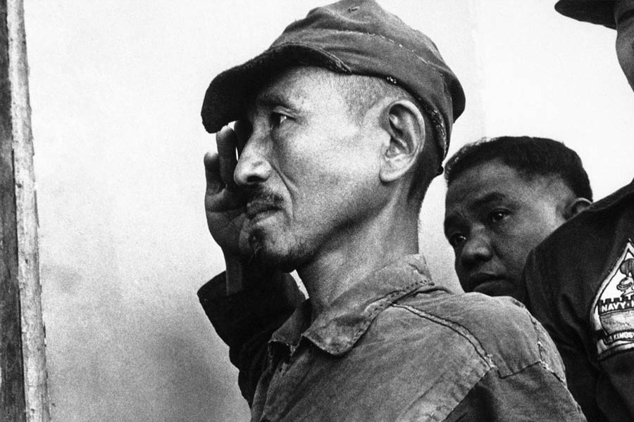 আরও একটি সুখবর এসেছিল হিরুর জীবনে। ফিলিপিন্সে থাকাকালীন যে ৩০ জনকে হত্যায় দায়ী ছিলেন হিরু, সে অপরাধ মাফ করে দিয়েছিলেন সে দেশের তৎকালীন প্রেসিডেন্ট ফার্দিনান্দ মার্কোস। প্রেসিডেন্টের কাছে প্রথাগত ভাবে আত্মসমর্পণ করার সময় হিরুর পরনে ছিল সেই ৩০ বছরের পুরনো উর্দি, টুপি এবং তরোয়াল। সবেরই বেশ যত্ন নিয়েছিলেন হিরু।