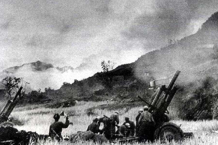 অরুণাচল প্রদেশ থেকে লাদাখ পর্যন্ত বিস্তৃত এলএসির বিভিন্ন অংশে চিনা পিপলস লিবারেশন আর্মি (পিএলএ)-র সেই হামলার জবাব দিতে শুরু করে ভারতীয় সেনা। সীমান্ত সংঘর্ষ গড়ায় পরবর্তী এক মাসের পুরোদস্তুর যুদ্ধে। 