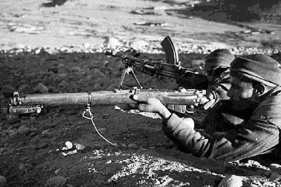 ৬০ বছর আগের সেই যুদ্ধে চিনা হামলার মুখে ভারতীয় সেনার বিপর্যয়ের মুখে পড়েছিল বলে মনে করেন সামরিক বিশেষজ্ঞ এবং ইতিহাসবিদদের বড় অংশ। এর জন্য নয়াদিল্লির ‘ভুল নীতি’কেই দায়ী করেন তাঁরা।