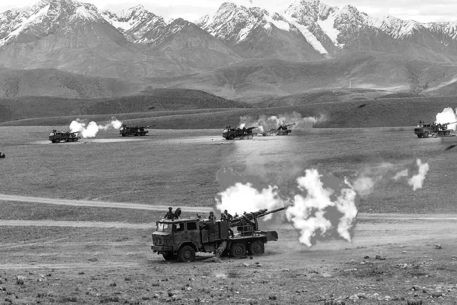  তাঁদের মতে চিনের প্রস্তুতি এবং অভিসন্ধি সম্পর্কে প্রধানমন্ত্রী জওহরলাল নেহরু এবং প্রতিরক্ষামন্ত্রী কৃষ্ণমেননের কোনও ধারণাই ছিল না। ভারতীয় সেনার কর্তাদের অধিকাংশও ভাবতে পারেননি চিন হঠাৎ হামলা চালাতে পারে।