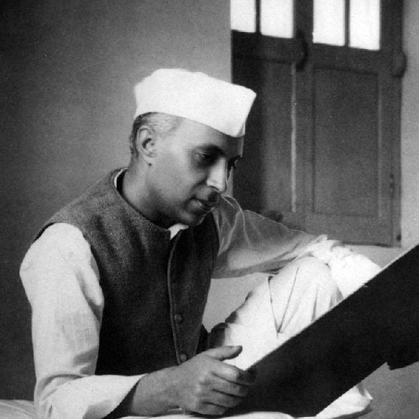 ১৯৫৪ সালে চিনের চেয়ারম্যান মাও জে দংয়ের সঙ্গে আলোচনায় শান্তিপূর্ণ সহাবস্থানের লক্ষ্যে পাঁচটি নীতিমালার কথা বলেছিলেন নেহরু। কিন্তু কয়েক বছর পর থেকেই বোঝা যায় পঞ্চশীলের প্রতি মোটেই দায়বদ্ধতা নেই চিনের।