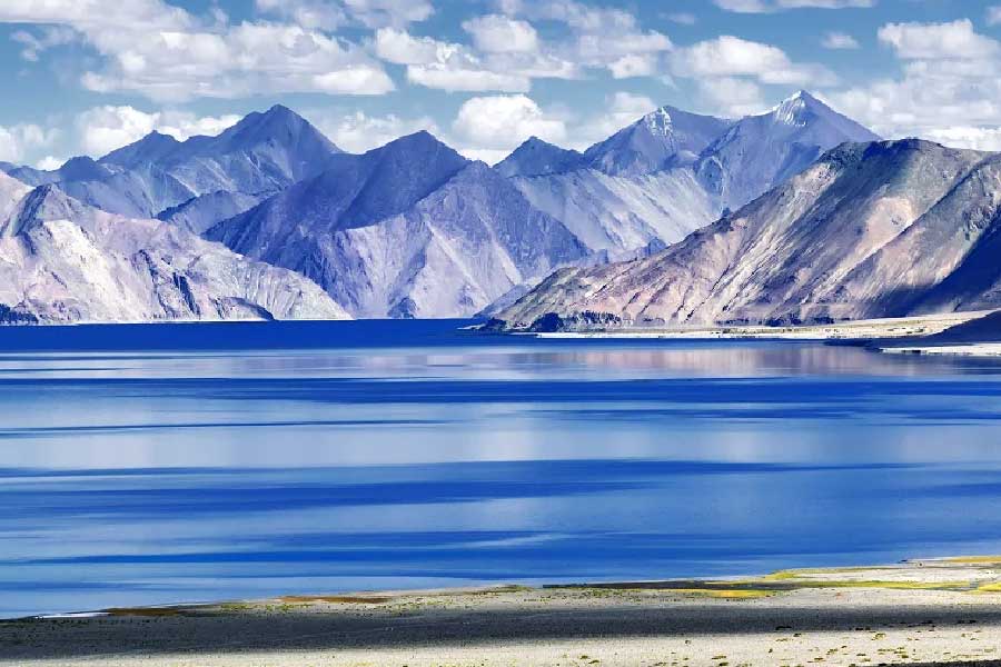 লাদাখ থেকে অরুণাচল পর্যন্ত ভারত-চিন সীমান্তের বর্তমান দৈর্ঘ্য প্রায় ৩,৪০০ কিলোমিটার। ১৯৪৭ সালে ভারতের স্বাধীনতার সময়ে তা ছিল না। কারণ মাঝের অধিকাংশ এলাকাটাই ছিল তিব্বত, যার নিয়ন্ত্রণ তখন বেজিঙের হাতে ছিল না। 