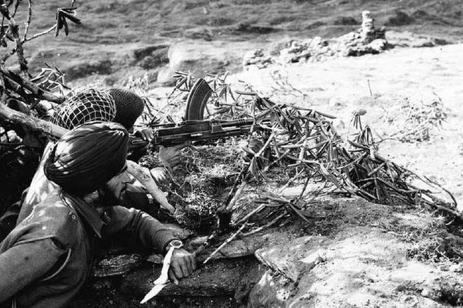 ১৯৫৯ সালের অক্টোবরে লাদাখের কোঙ্গা গিরিপথে প্রথম দু’বাহিনীর মুখোমুখি সংঘর্ষ হয়েছিল। তাতে নিহত হন ভারতীয় বাহিনীর ৯ জন। বরফঢাকা পাহাড়ে যুদ্ধের জন্য ভারত যে মোটেই প্রস্তুত নয়, সে দিনই তার আঁচ পেয়েছিল চিন।