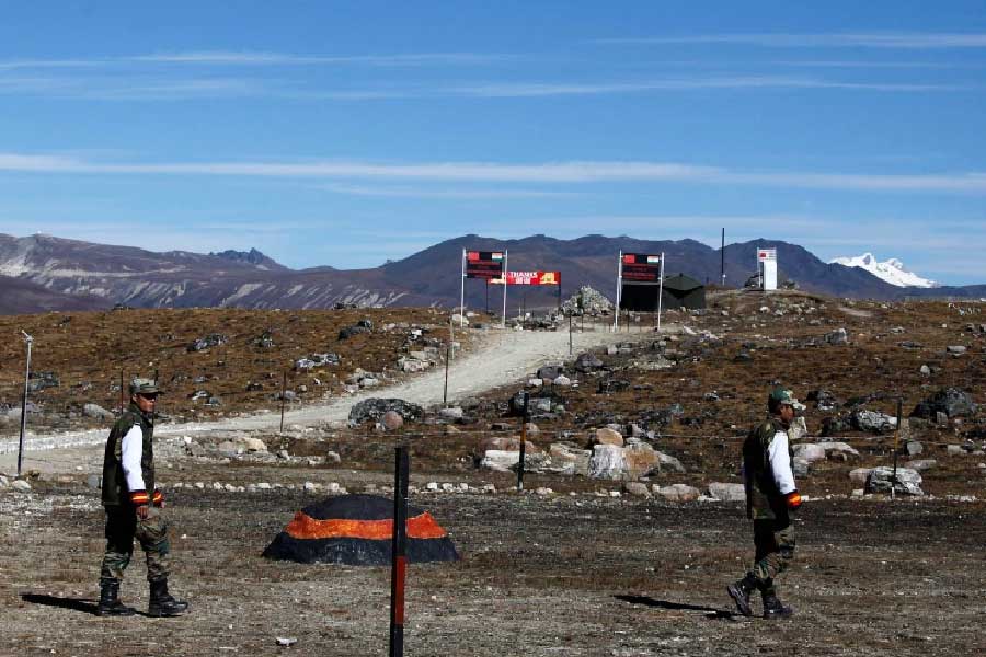 প্রতিরক্ষা বিশেষজ্ঞদের একাংশের অভিযোগ, সে সময় অরুণাচলে ম্যাকমহন লাইনের উত্তরে ভারতীয় সেনা, একাধিক ‘পোস্ট’ তৈরি করেছিল। দাবি তুলছিল থাগ-লা পর্বতশ্রেণি পর্যন্ত অঞ্চলই তাদের অধীন। হুঁশিয়ারি দিয়ে কাজ না হওয়ায় হামলা চালায় চিন।