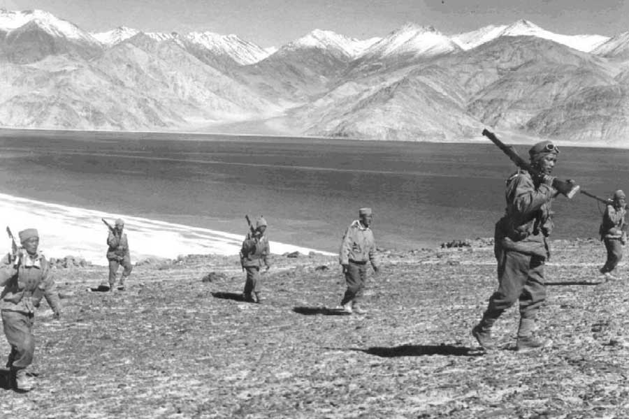 ব্রিটিশ-অস্ট্রেলীয় সাংবাদিক নেভিল ম্যাক্সওয়েল-এর বই ‘ইন্ডিয়া’স চায়না ওয়র’ জানাচ্ছে, সে সময় সরকার এমনকি, দিল্লির সেনা সদর দফতরের অনুমতি না নিয়ে সীমান্তের দায়িত্বপ্রাপ্ত কিছু অফিসার ‘ফরওয়ার্ড পোস্টিং’-এর সিদ্ধান্ত নিয়েছিলেন।