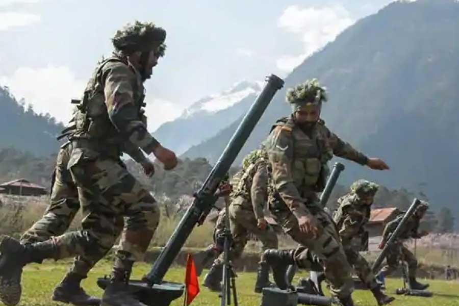 অরুণাচলের ধোলা বা খিনজামেন-সহ বেশ কিছু জায়গায় সেনার নিচুতলার ‘ফরওয়ার্ড পোস্টিং’-এর সিদ্ধান্ত যুদ্ধের অনুঘটক হয়েছিল বলে মনে করা হয়। এমনকি, পরবর্তী কালে সেনার অন্দর থেকেও এমন অভিযোগ শোনা গিয়েছে।