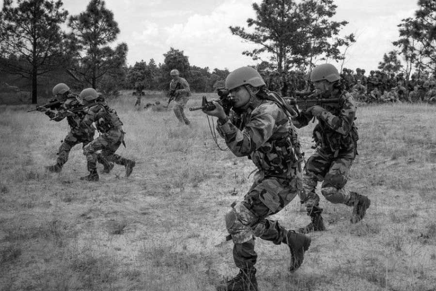 বাষট্টির যুদ্ধে চিনা সেনার হাতে বন্দি ব্রিগেডিয়ার জন ডালভির লেখা ‘হিমালয়ান ব্লান্ডার: দ্য কার্টেন রেজার টু দ্য সাইনো-ইন্ডিয়ান ওয়র অব ১৯৬২’ সাংবাদিক ডি আর মানকেকরের ‘দ্য গিলটি মেন অব ১৯৬২’-র ছত্রে ছত্রে রয়েছে সামরিক ও রাজনৈতিক স্তরে ভুল পদক্ষেপের কথা।