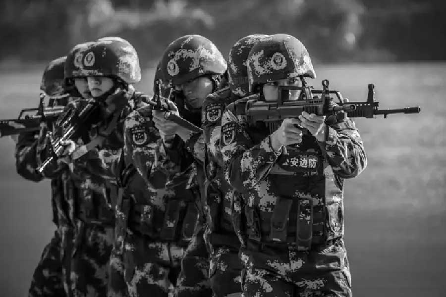 সরকার এবং সেনা আধিকারিকদের সীমান্তের বাস্তব পরিস্থিতি সম্পর্কে অজ্ঞানতা, পেশাদারিত্বের অভাব, বাস্তববোধের অনুপস্থিতিকে বিপর্যরের কারণ বলে মনে করেন তাঁরা। কারণ, সে সময় নয়াদিল্লির অজ্ঞাতে সীমান্তে রসদ ও সেনা মোতায়েন করে যুদ্ধের জন্য প্রস্তুত হচ্ছিল চিন।