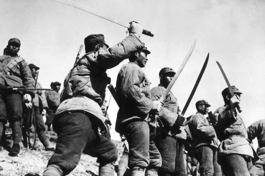 কয়েক দিন পরে ভারতীয় সেনার একটি বাহিনী অনুপ্রবেশকারী লাল ফৌজকে হটিয়ে দেওয়ার চেষ্টা করলেও তাদের পিছু হটতে হয়। পরবর্তী সময়ে ওই এলাকায় দু’বাহিনীর কয়েক দফা সংঘর্ষ হয়। ২০ অক্টোবর রাতে অরুণাচলের পাশাপাশি লাদাখেও শুরু হয় চিনা হামলা।