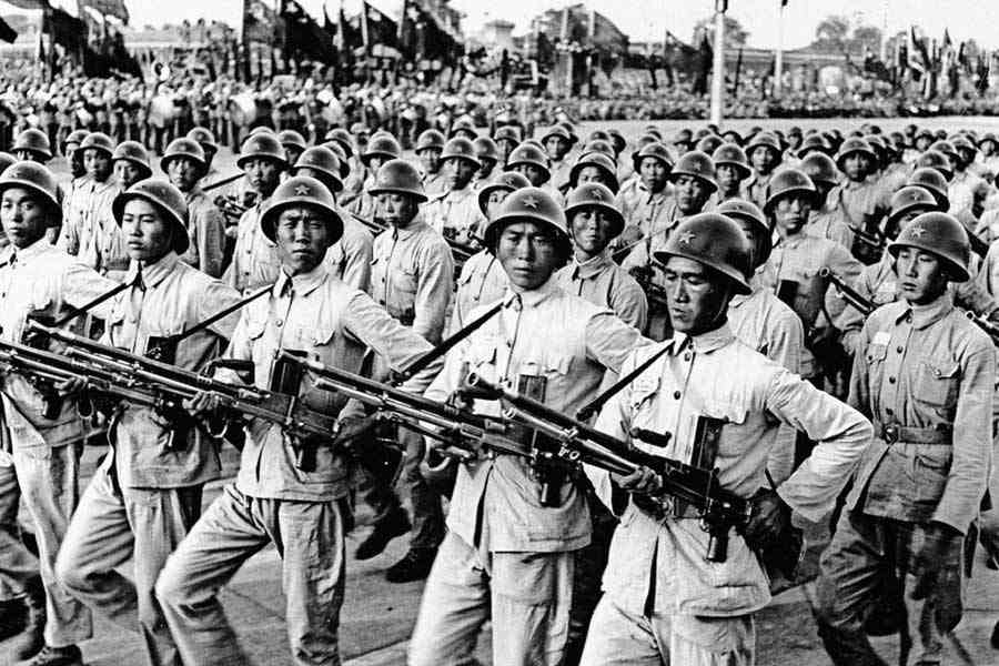 ১৯৬২-র ৮ সেপ্টেম্বর অরুণাচলের থাগ লা গিরিপথে প্রথম ম্যাকমহন লাইন পেরিয়ে চিনা বাহিনীর অনুপ্রবেশের খবর মেলে। সে সময় ভারতীয় সেনা ভেবেছিল, আগের মতোই এ বার তারা কিছু দিন পরেই ফিরে যাবে। কিন্তু তা হয়নি।