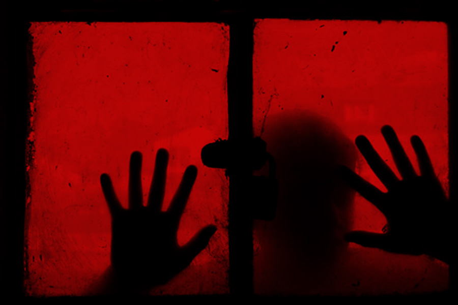 অফিস-বাড়ির কাজ সামলে ফাঁক পেলেই গ্রোগাসে গিলতে থাকেন ক্রাইম থ্রিলার সিরিজ়? যাতে ছড়িয়ে থাকে সিরিয়াল কিলারের হাড় হিম করা কাণ্ডকারখানা, যৌনলিপ্সু খুনি বা নরমাংসভূকদের রক্তাক্ত কাহিনি? 