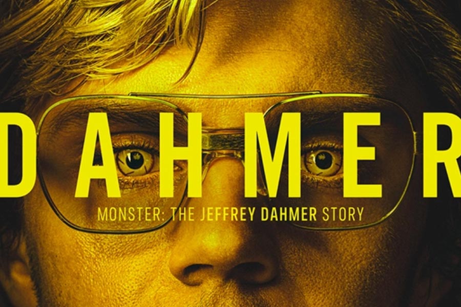 নেটফ্লিক্সের মতো বহু ওটিটি-তে আজকাল অপরাধমূলক সিরিজ়ের ছড়াছড়ি। যাতে ধারাবাবহিক খুন, যৌনতা বা রক্তাক্ত দৃশ্য ভরপুর। নেটফ্লিক্সের ‘ডাহমার – মনস্টার: দ্য জেফ্রি ডাহমার স্টোরি’-র কথাই ধরুন না! ২১ সেপ্টেম্বর প্রথম পর্ব থেকেই জনপ্রিয়তার তুঙ্গে এ সিরিজ়। বিশ্ব জুড়ে এটি নাকি ৭০ কোটির বেশি ঘণ্টা দেখা হয়ে গিয়েছে।