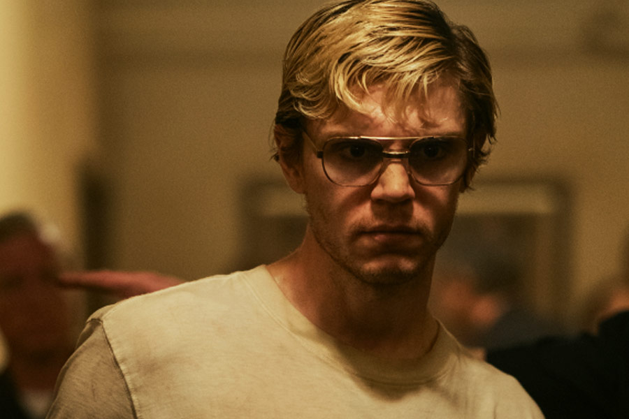 আজকাল ‘ডাহমার... ’-এ মজেছেন সার্থক। এ ধরনের সিরিজ়ই কেন টানে তাঁকে? সার্থকের ব্যাখ্যা, ‘‘সিরিয়াল কিলারের মনস্তত্ব বোঝার চেষ্টা করি। সেটাই আমাকে টানে। কেন অকল্পনীয় কাজ করেন এক জন সিরিয়াল কিলার? খুনির কি মনে হয় না যে, এক দিন সে ধরা পড়বেই। 