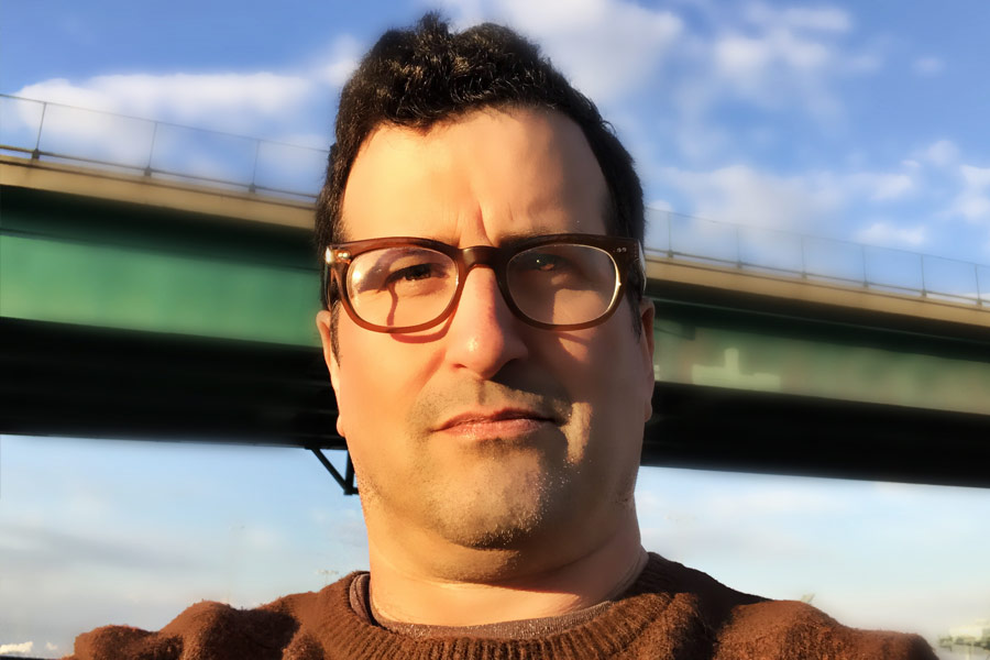 দর্শকদের এই মনস্তত্বকেই কি হাতিয়ার করে জাঁকিয়ে বসেছেন ‘ডাহমার... ’-এর মতো সিরিজ়গুলির নির্মাতারা? সার্থক অবশ্য অন্য কারণ ব্যাখ্যা করেছেন। তিনি বলেন, ‘‘গোটা সিরিজ়ে একটা চাপা উত্তেজনা রয়েছে, সেটা বেশ পছন্দের। আর সত্য ঘটনা অবলম্বনে কোনও সিনেমা বা সিরিজ় তৈরি হলে এ ধরনের উত্তেজনা, ভয় বাড়তেই থাকে।’’