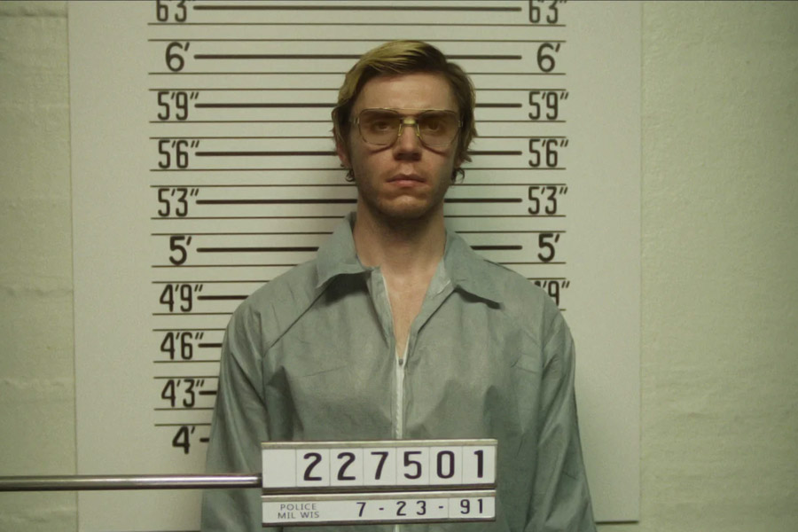 বাস্তবিকই জেফ্রি ডাহমারের কাহিনি বেশ ভয় ধরানো। সত্তরের দশকের শেষ ভাগ থেকে নব্বইয়ের দশকের গোড়া পর্যন্ত আমেরিকার ওহায়ো-সহ মিলওয়াকি স্টেটের উইসকনসিন শহরে একে একে ১৭টি খুন করেছেন বলে তাঁর বিরুদ্ধে অভিযোগ। 