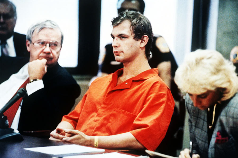 ডাহমারের সব শিকারই নাকি ছিলেন অ-শ্বেতাঙ্গ ও বাদামি বর্ণের কিশোর এবং পুরুষ। ‘বশে’ আনতে তাঁদের সঙ্গে নাকি প্রথমে বন্ধুত্ব পাতাতেন তিনি। তার পর চলত রক্তকাণ্ড! তবে খুনের আগে শিকারের নাড়িভুঁড়ি, ভিতরের অঙ্গপ্রত্যঙ্গ খেয়েই নাকি তাঁদের পালা সাঙ্গ করতেন ডাহমার। মৃতদের সঙ্গে যৌনসঙ্গমেও লিপ্ত হতেন বলে অভিযোগ। এর পর দেহগুলিকে অ্যাসিডের চুবিয়ে ফেলতেন।