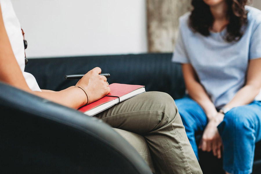 এ বার ফিরে আসা যাক সেই পুরনো প্রশ্নে। কিসের টানে দর্শকেরা গ্রোগাসে গিলতে থাকেন এ ধরনের সিরিজ়? গুজরাতের দ্বারকার এইচসিএমসিটি মণিপাল হাসপাতালের পরামর্শদাতা তথা মনোবিশেষজ্ঞ রুচি শর্মা বলেন, ‘‘এ ধরনের সিরিজ় দেখার পিছনে বহু কারণ রয়েছে। তবে মূল কারণ বোধ হয়, কৌতূহল।’’