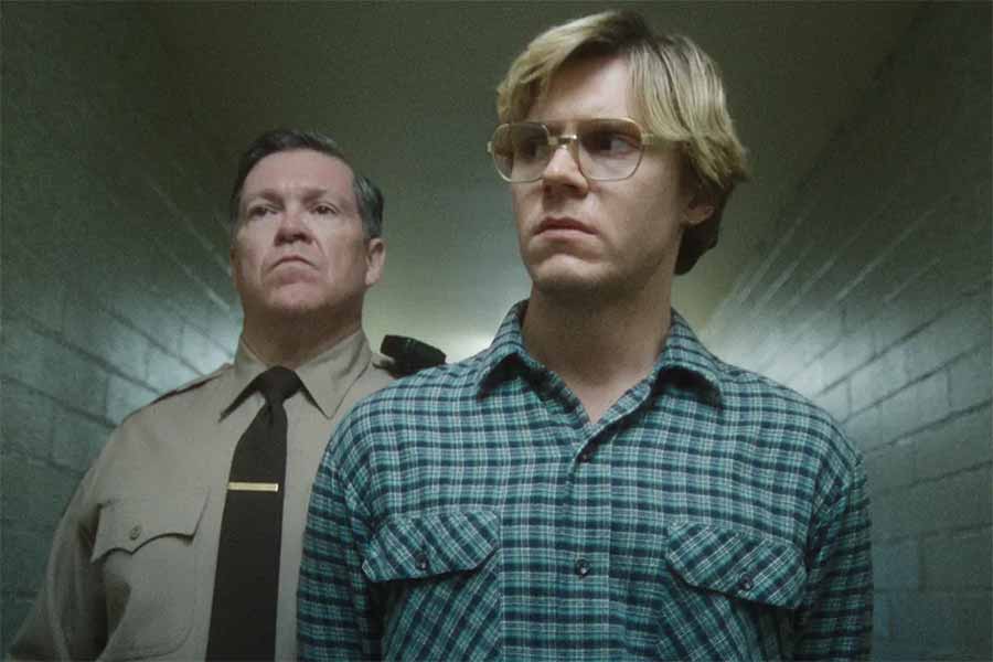 অপর্ণার মতে, ‘‘নিজের ছাদের তলায় নিশ্চিন্তে বসে এ সব সিরিজ়ের মাধ্যমে মনুষ্যত্বের অন্ধকার দিকগুলি দেখতে পাই আমরা। আমাদের অন্তর্জগৎ, ভয়, উদ্বেগের মুখোমুখি হই। আবার, বিপদে পড়লে নিজের পরিবারকে কী ভাবে বাঁচানো যাবে, তারও একটা আবছা ধারণা মেলে। তবে সব শেষে অপরাধী শাস্তি পেলে শান্তি পান দর্শকেরা।’’