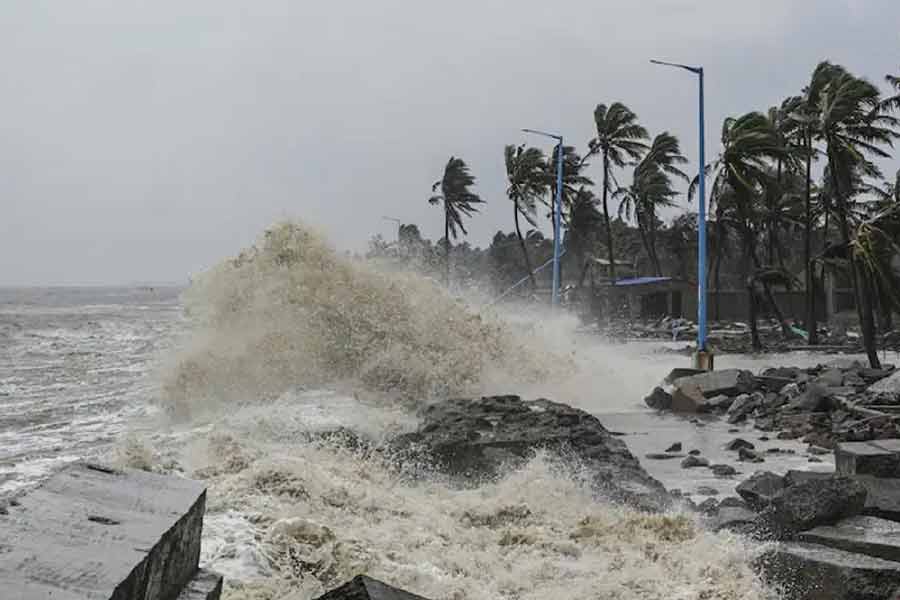 হাওয়া অফিস ইতিমধ্যেই জানিয়েছে, বৃহস্পতিবার সকালে আন্দামান সাগরে একটি নিম্নচাপ অঞ্চল তৈরি হয়েছে। ক্রমশই এই নিম্নচাপ অঞ্চলের পশ্চিম এবং উত্তর-পশ্চিমে এগিয়ে যাওয়ার সম্ভাবনা রয়েছে।