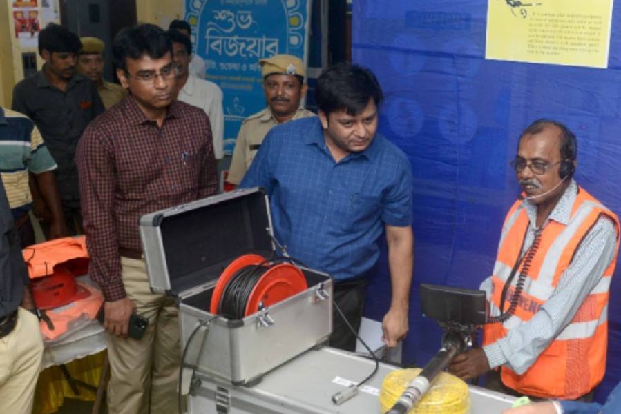 আলিপুর আবহাওয়া দফতর জানিয়েছে, ‘সিতরাং’-এর প্রভাবে সামনের সপ্তাহের সোম ও মঙ্গলবার উত্তর বঙ্গোপসাগরে ঝোড়ো হাওয়া বইবে। সমুদ্র উপকূলের বাসিন্দাদেরও সতর্ক থাকার বার্তা দিয়েছে হাওয়া অফিস। 