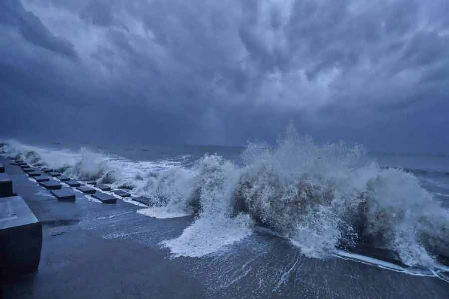 তবে এর মধ্যেই ঘূর্ণিঝড়ের ভ্রুকুটি দেশবাসীর আলো-উৎসব উদ্‌যাপনে ভাটা আনতে পারে বলেও মনে করা হচ্ছে। ক্ষতি হতে পারে ব্যবসা-বাণিজ্যেরও। 