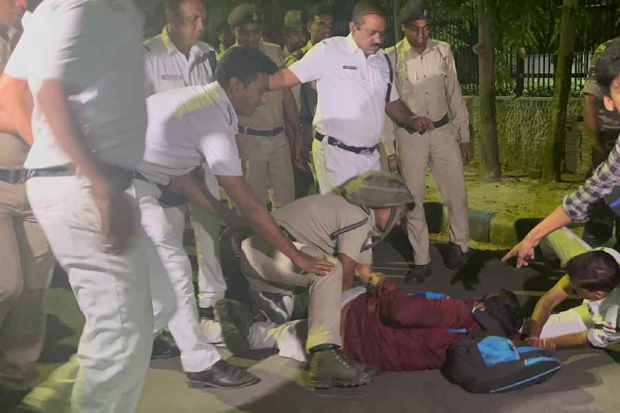 অনশন আন্দোলনে বসা টেট চাকরিপ্রার্থীদের চ্যাংদোলা করে তুলে নিয়ে গিয়েছিল পুলিশ। রাত তখন সাড়ে ১২টা। মাত্র ১৫ মিনিটে সুনসান হয়ে গিয়েছিল এপিসি ভবনের সামনের রাস্তা। কিন্তু সকাল হতেই সেখানে আবার ফিরে এলেন আন্দোলনকারীরা। 