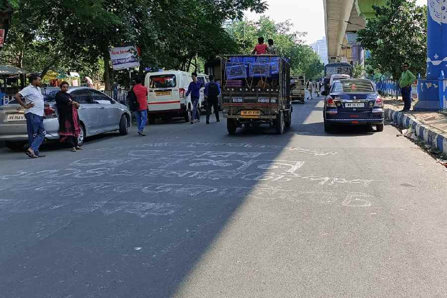 তখনও পিচের রাস্তায় সাদা রঙে ‘আমরণ অনশন’ লেখাটা মিলিয়ে যায়নি। তবে গাড়ি চলাচল শুরু হয়ে গিয়েছে। সাতসকালে সাফাই কর্মীরা এসে ঝেঁটিয়ে পরিষ্কার করে দিয়েছেন রাস্তা। চাকরির দাবিতে লেখা পোস্টার-ফেস্টুন-প্ল্যাকার্ড সব গিয়ে জড়ো হয়েছে রাস্তার এক পাশে। বাজে কাগজের মতোই দুমড়ে-মুচড়ে পড়ে রয়েছে। 