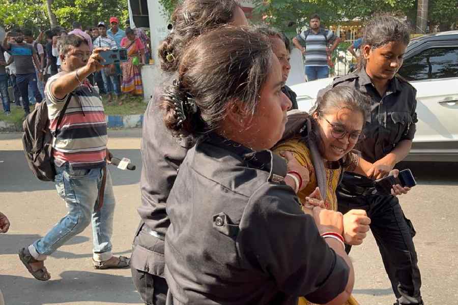 আগের দিনই আন্দোলনকারীরা বলেছিলেন, ‘‘যদি বেঁচে থাকি আবার ফিরে আসব।’’ শুক্রবার তাঁরা এলেনও। তবে ১৪৪ ধারার কথা মাথায় রেখে, ছোট ছোট দলে ভেঙে। কোনও দল থামল সল্টলেকের করুণাময়ীর বাসস্ট্যান্ডে। কেউ মেট্রো স্টেশনে। ছোট একটি দল এসে থামল এপিসি ভবনের সামনেও। যেখানে গত চার দিন ধরে অনশন আন্দোলন চলছিল, ঠিক সেখানেই।