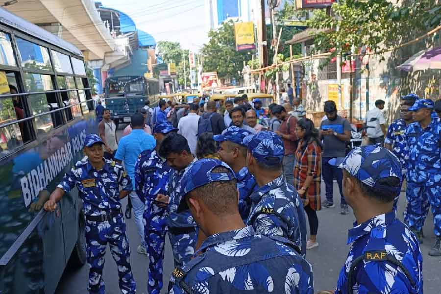 তখনও এলাকায় পুলিশে পুলিশে ছয়লাপ। বৃহস্পতিবার রাত থেকে র‌্যাফও রয়েছে। আন্দোলনকারীদের দলটিকে আটকানো হলে তারা জানায়, টেটে নিয়োগের আসন সংখ্যা বৃদ্ধির দাবিতে ডেপুটেশন জমা দিতে এসেছে তারা। পুলিশ যদিও তাদের অনুমতি দেয়নি। দলের অনেককেই আটক করা হয়। আবার শুরু হয় গোলমাল।