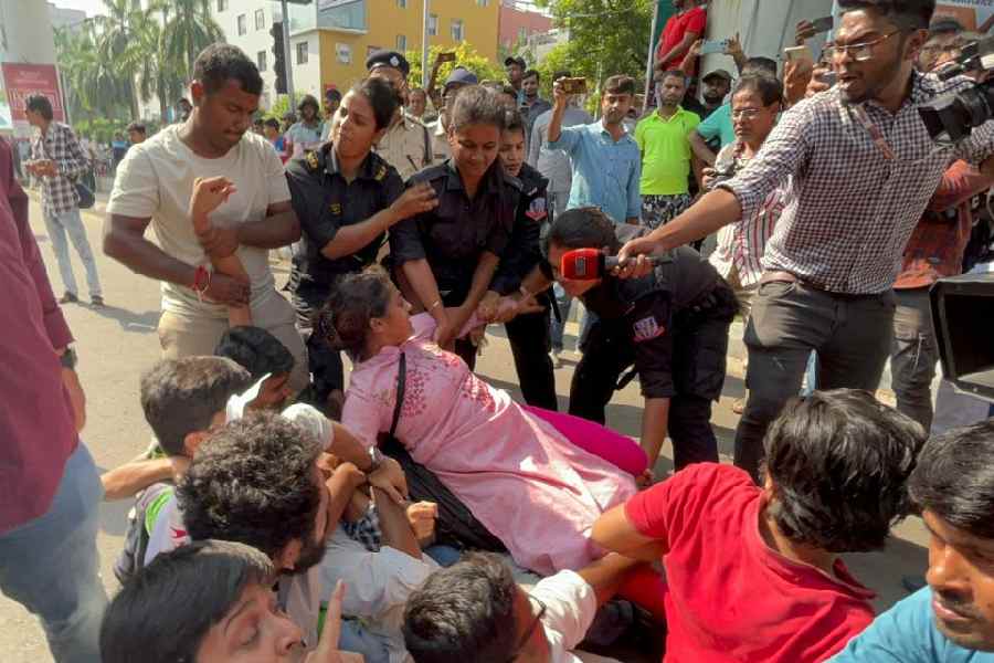 এর পর করুণাময়ী বাসস্ট্যান্ড এবং মেট্রো স্টেশনে অপেক্ষারত আন্দোলনকারীদের অন্য দলগুলিকেও খুঁজে বের করে আটক করে পুলিশ। তবে বিক্ষোভ বাড়তে শুরু করে এসএফআই এবং ডিওয়াইএফআই নেতৃত্ব বিক্ষোভস্থলে এসে পড়ায়। বৃহস্পতিবার রাতের পর শুক্রবার দুপুরে আবার ধুন্ধুমার বাঁধে সল্টলেকের করুণাময়ীতে।